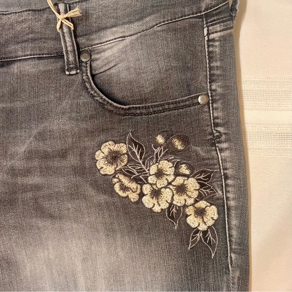 💥SALE💥 $32 Torrid Ankle Skinny Gray Floral Embroidered Jeans NWT Sz 16R - Picture 8 of 16